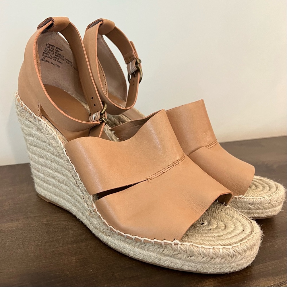 Like New Womens Treasure & Bond Tan Leather Wedges Sandals Peep Toe Sz 13